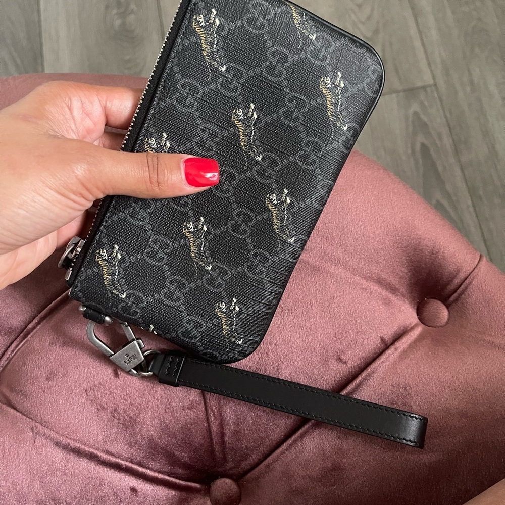 Gucci GG Supreme Monogram Tigers Wristlet - Picture 5 of 8